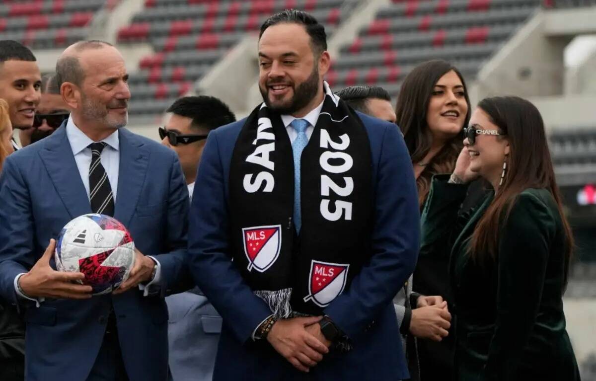 El comisionado de la MLS, Don Garber, a la izquierda, junto al presidente de la tribu Sycuan, C ...
