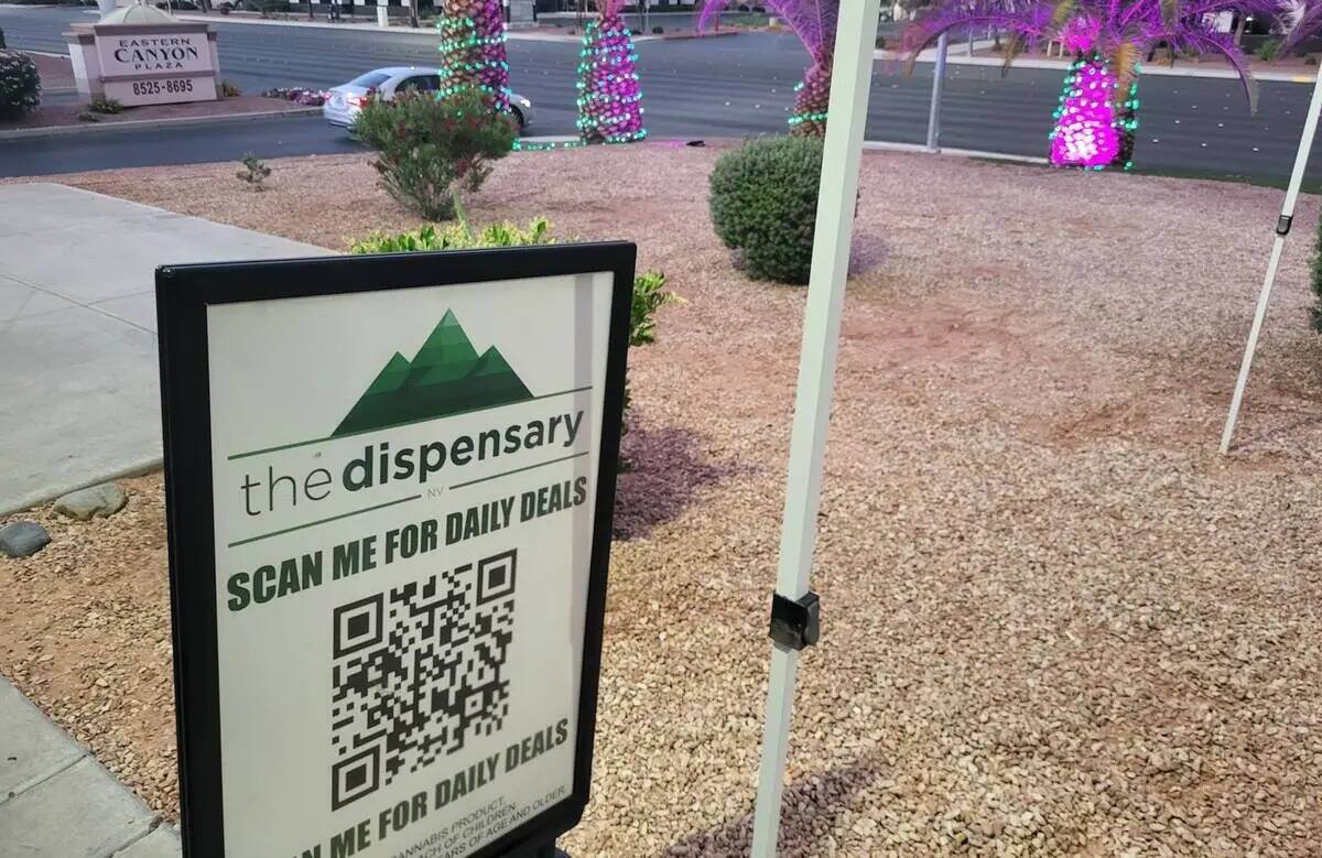 Cartel en el exterior del local de Eastern Avenue de The Dispensary. (Mark Credico/Las Vegas Re ...