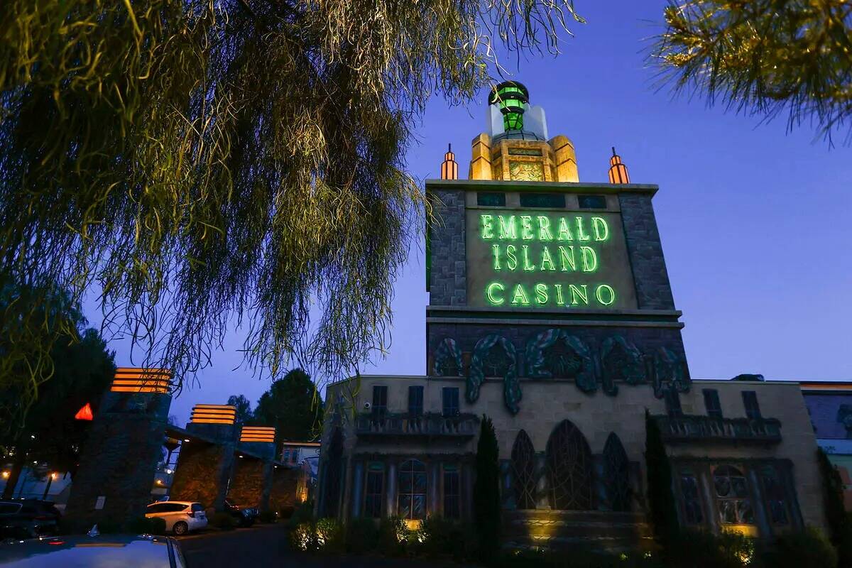 Vista exterior del Emerald Island Casino en el distrito de Water Street, en el centro de Hender ...