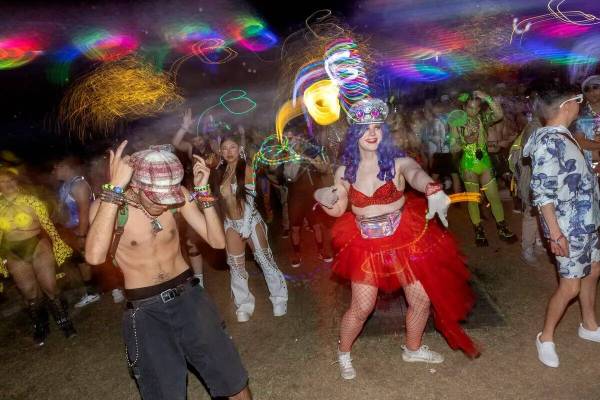 Los asistentes bailan en la Bionic Jungle durante el segundo día del festival de música elect ...