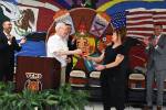 Reconocen dedicación y compromiso de la maestra Jennifer Wethington con un Kia Soul 2023