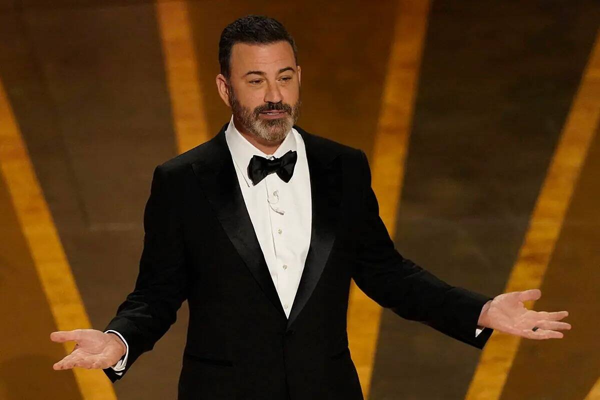 El presentador Jimmy Kimmel habla en los Oscar el domingo 12 de marzo de 2023, en el Dolby Thea ...