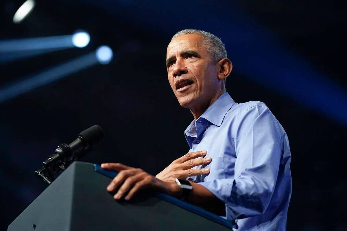 El expresidente Barack Obama habla en un acto de campaña del candidato demócrata a gobernador ...