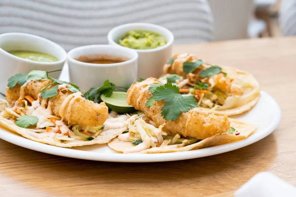 Baja fish tacos en Summer House, un restaurante inspirado en la cocina californiana y las casas ...