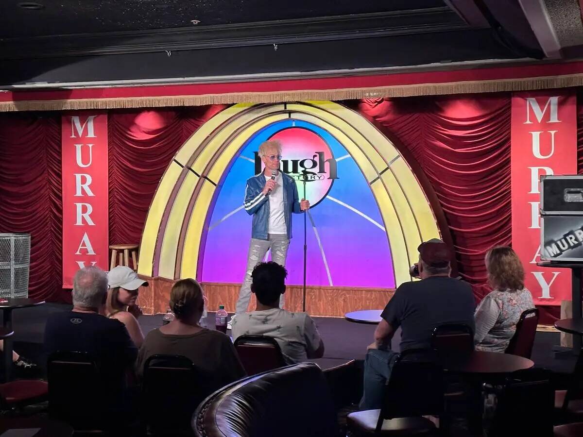 El mago cómico Murray Sawchuck en el escenario del Laugh Factory del Tropicana el martes 23 de ...