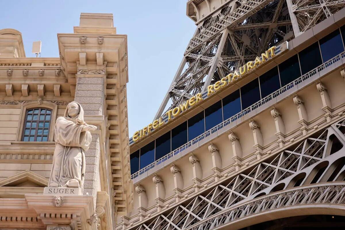 Las ventanas del Eiffel Tower Restaurant en Paris Las Vegas se ven con vistas al Strip, el juev ...