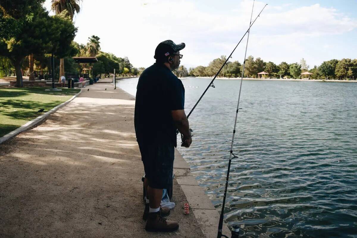 Larry Mitchell pesca en el estanque de Sunset Park el martes 23 de mayo de 2023, en Sunset Park ...