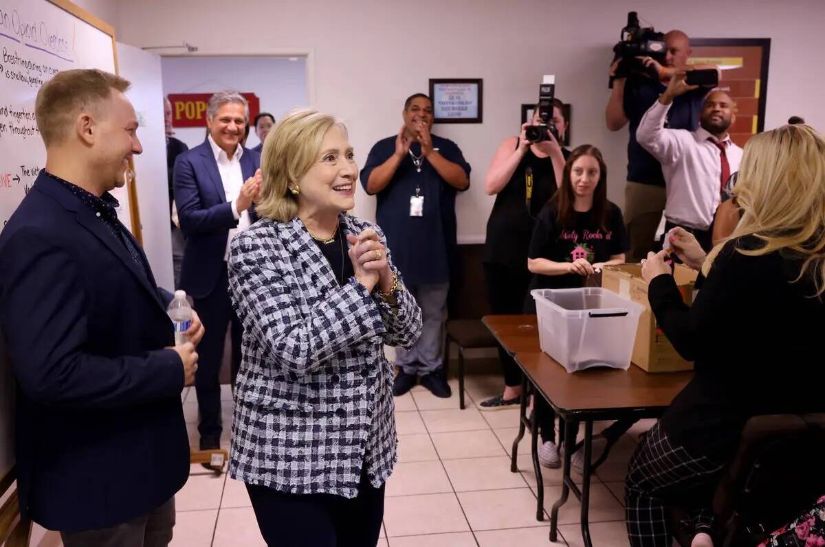 La exsecretaria de Estado Hillary Clinton llega a Foundation for Recovery en Las Vegas con el d ...