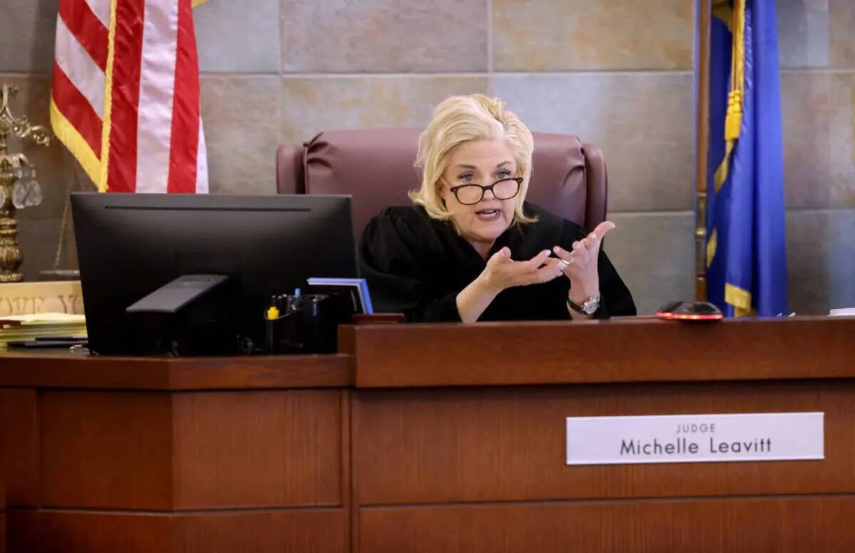 La jueza del Tribunal de Distrito del Condado Clark, Michelle Leavitt, preside el tribunal dura ...