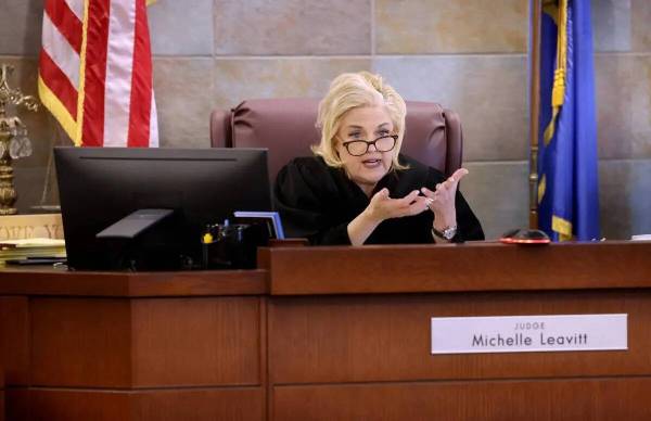 La jueza del Tribunal de Distrito del Condado Clark, Michelle Leavitt, preside el tribunal dura ...