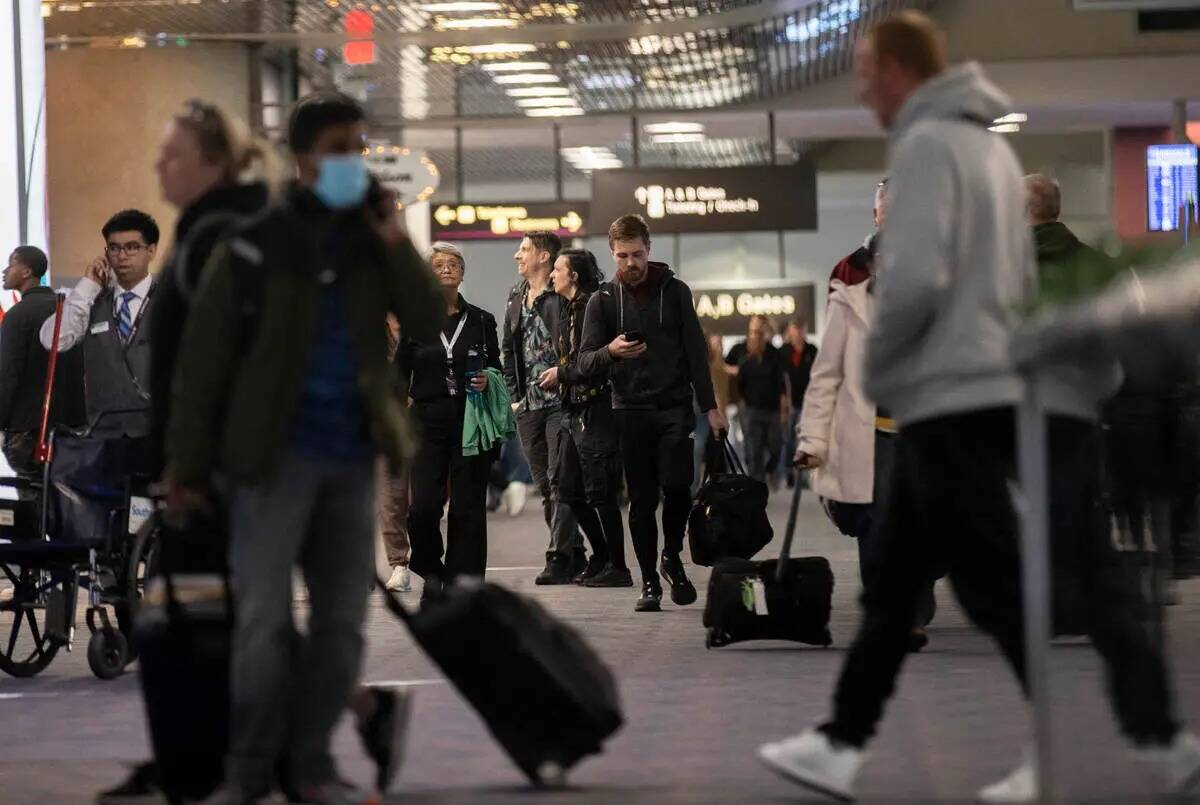 Viajeros caminan por la terminal 1 del Aeropuerto Internacional Harry Reid el domingo 27 de nov ...