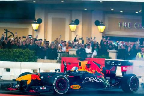Sergio Pérez hace donas frente al Cromwell durante el Fan Fest del Grand Prix de la Fórmula U ...