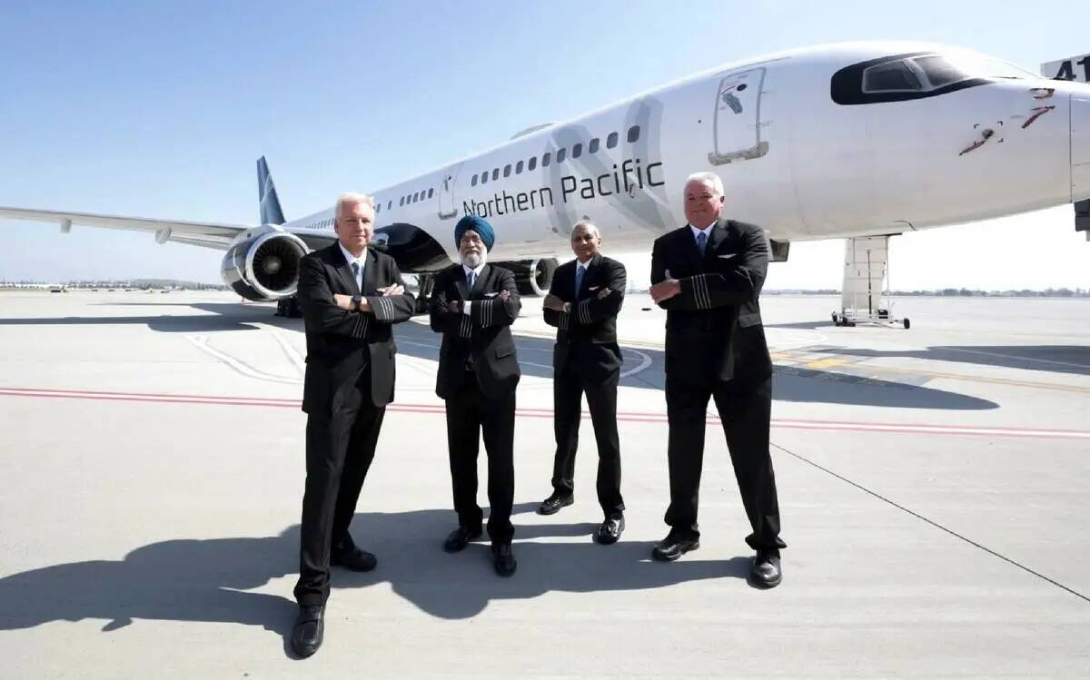 El piloto jefe Jon Heyl y los pilotos de Northern Pacific Airways Kanwaljit Cheema,Tilak Ramapr ...