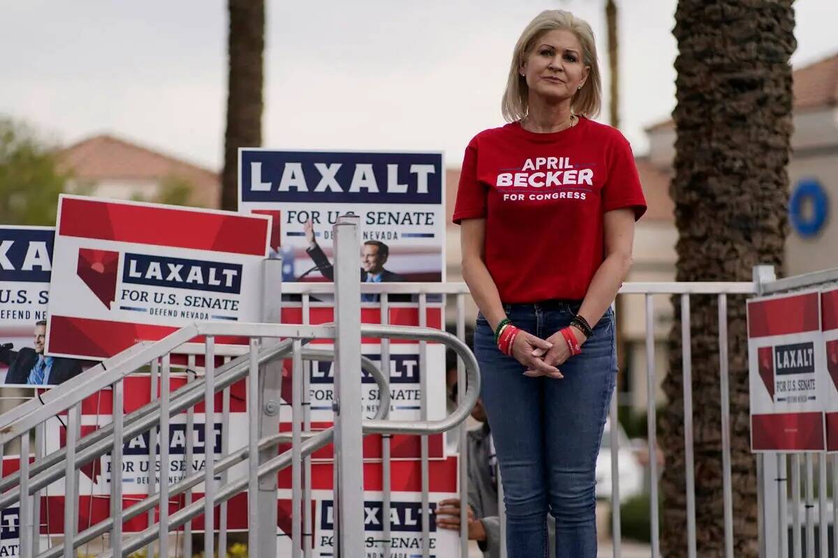 La candidata republicana al Congreso April Becker espera para hablar en un mitin para conseguir ...