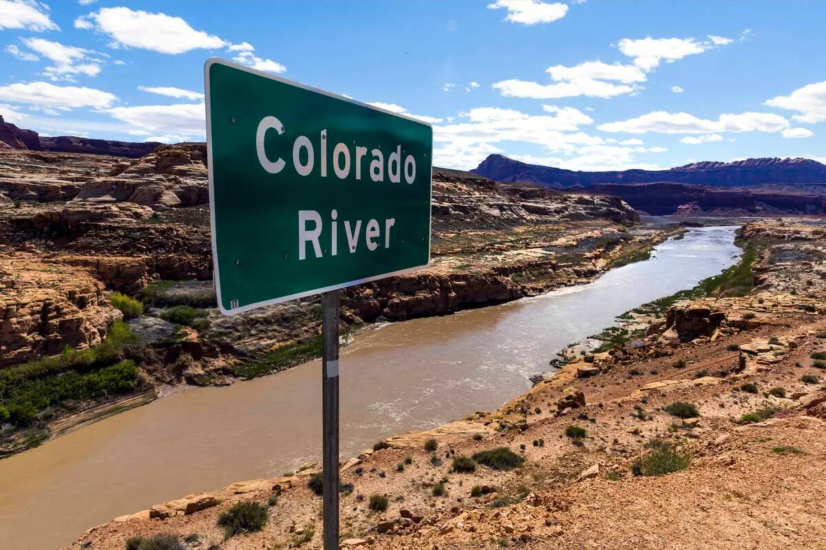El río Colorado serpentea en la zona recreativa nacional de Glen Canyon, cerca del puente de H ...