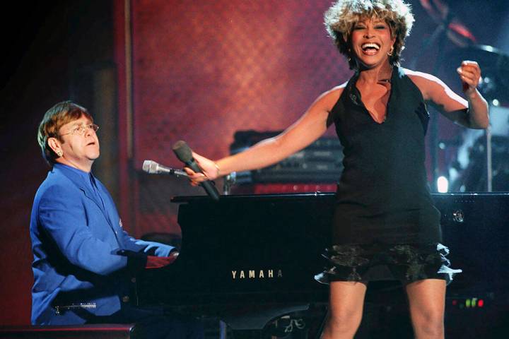 Tina Turner y Elton John cantan a dúo durante la entrega de los VH1 Fashion & Music Awards el ...