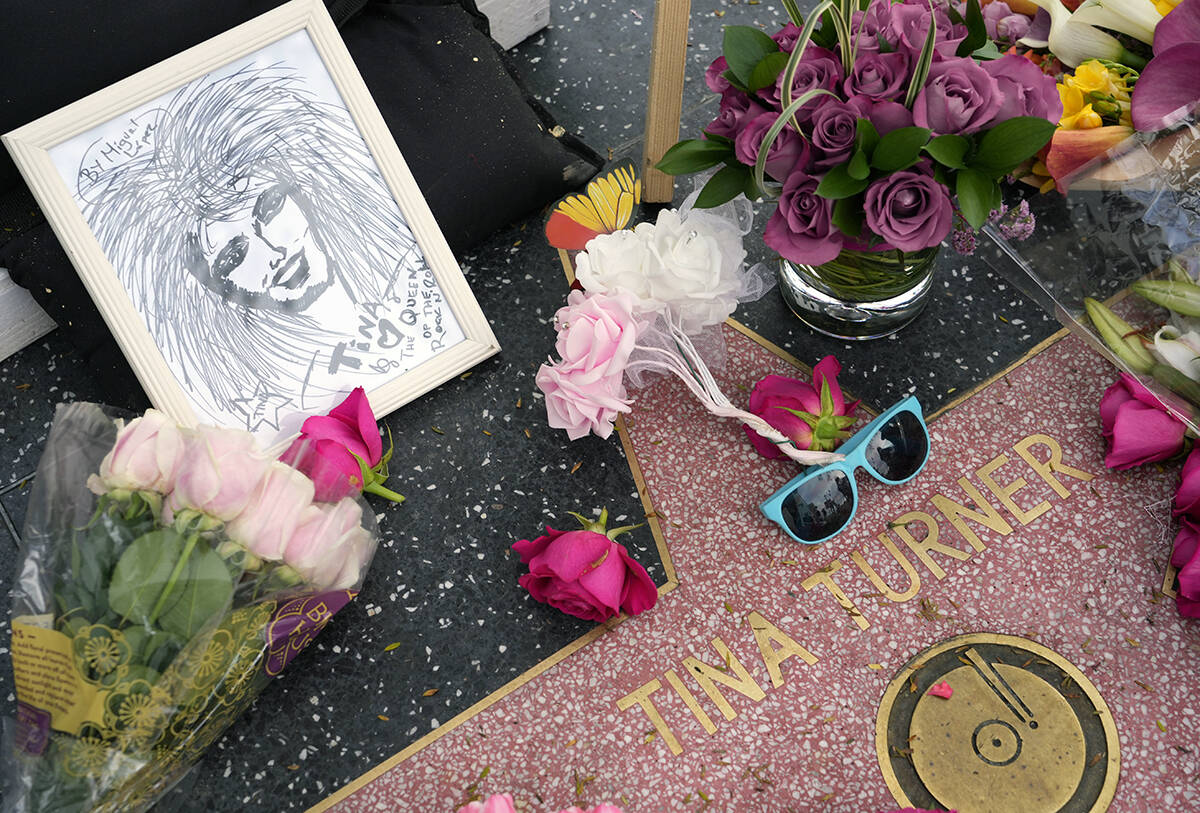 Un retrato de la fallecida cantante Tina Turner junto a flores en su estrella en el Paseo de la ...