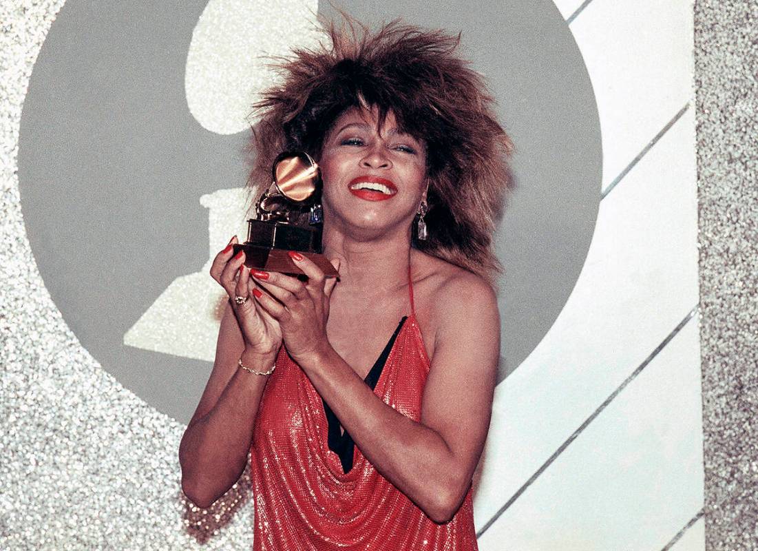 Tina Turner, vocalista de pop y R&B, sostiene un premio Grammy, el 27 de febrero de 1985, en Lo ...