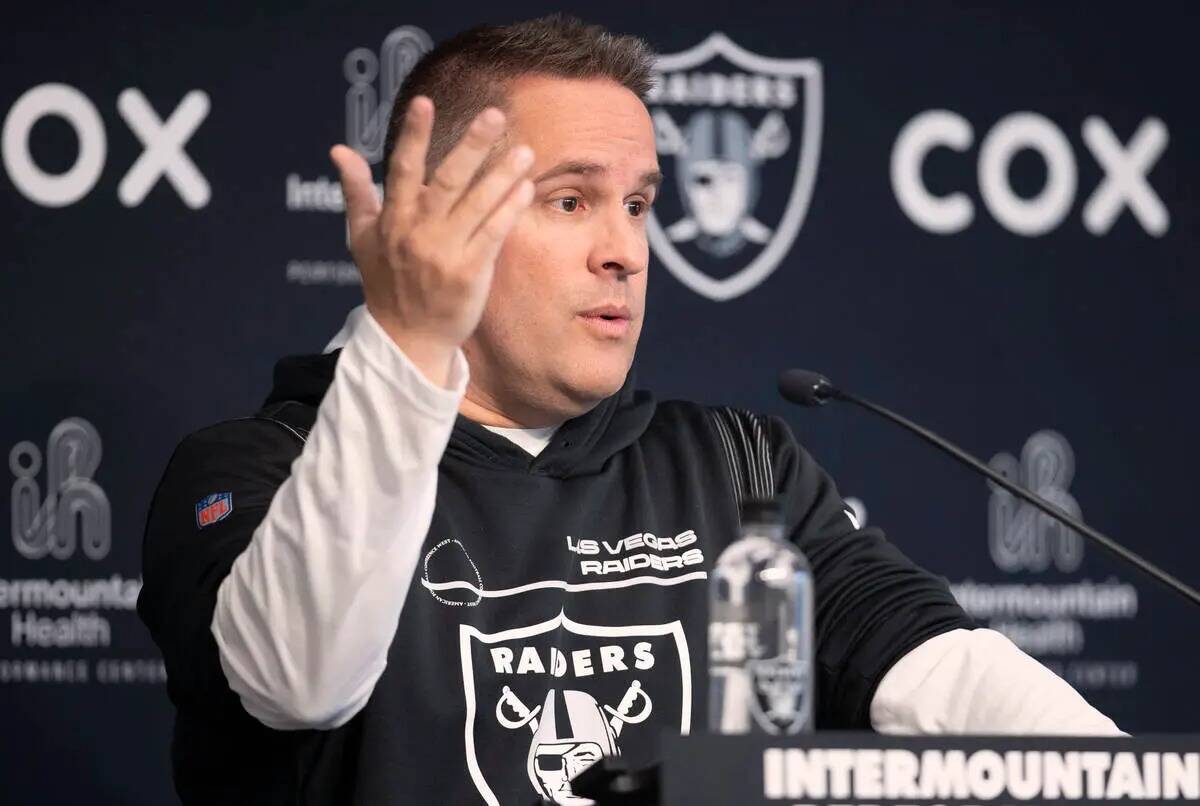 El entrenador en jefe de los Raiders, Josh McDaniels, gesticula mientras responde a una pregunt ...