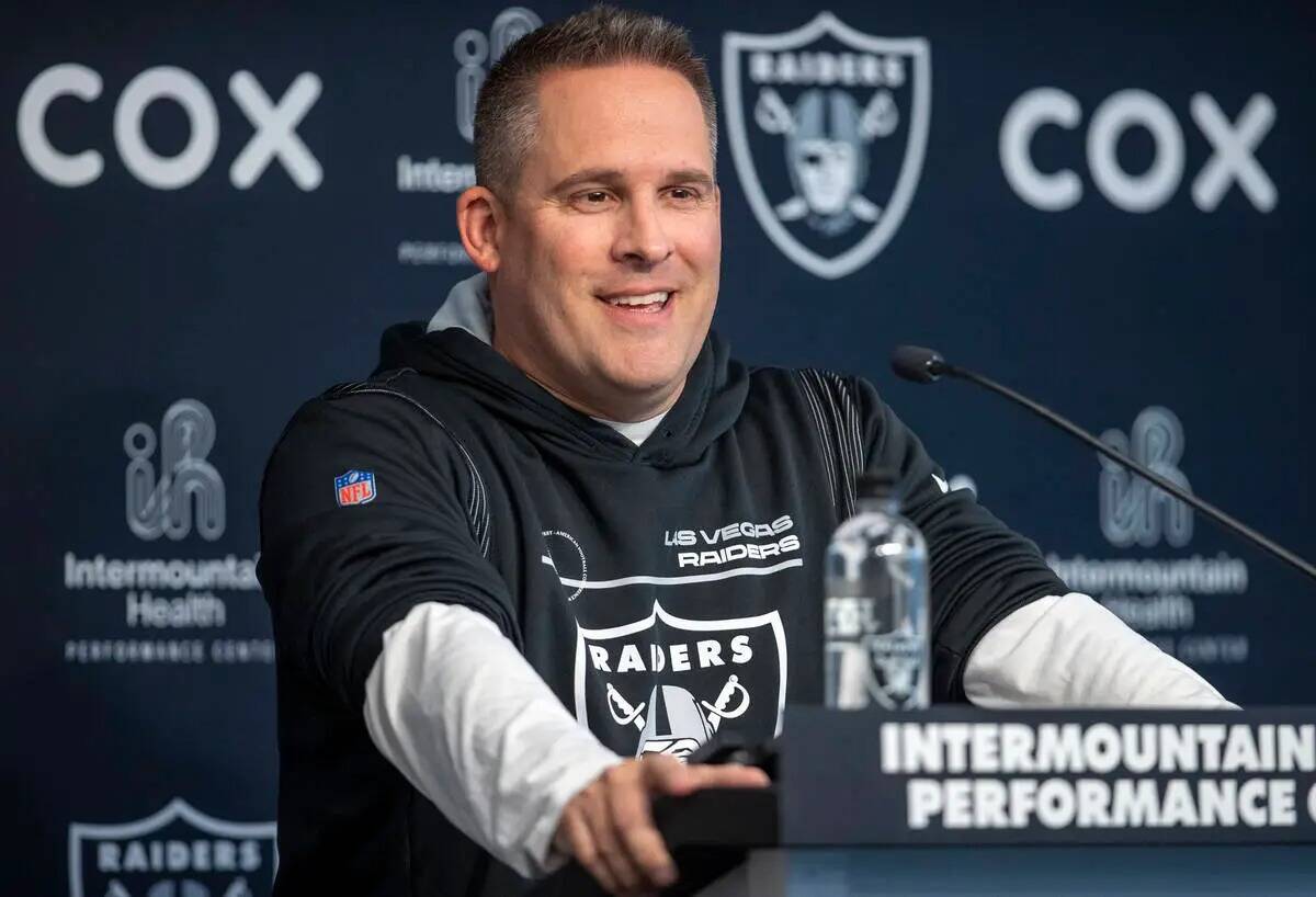 El entrenador en jefe de los Raiders, Josh McDaniels, reacciona entre risas durante una confere ...
