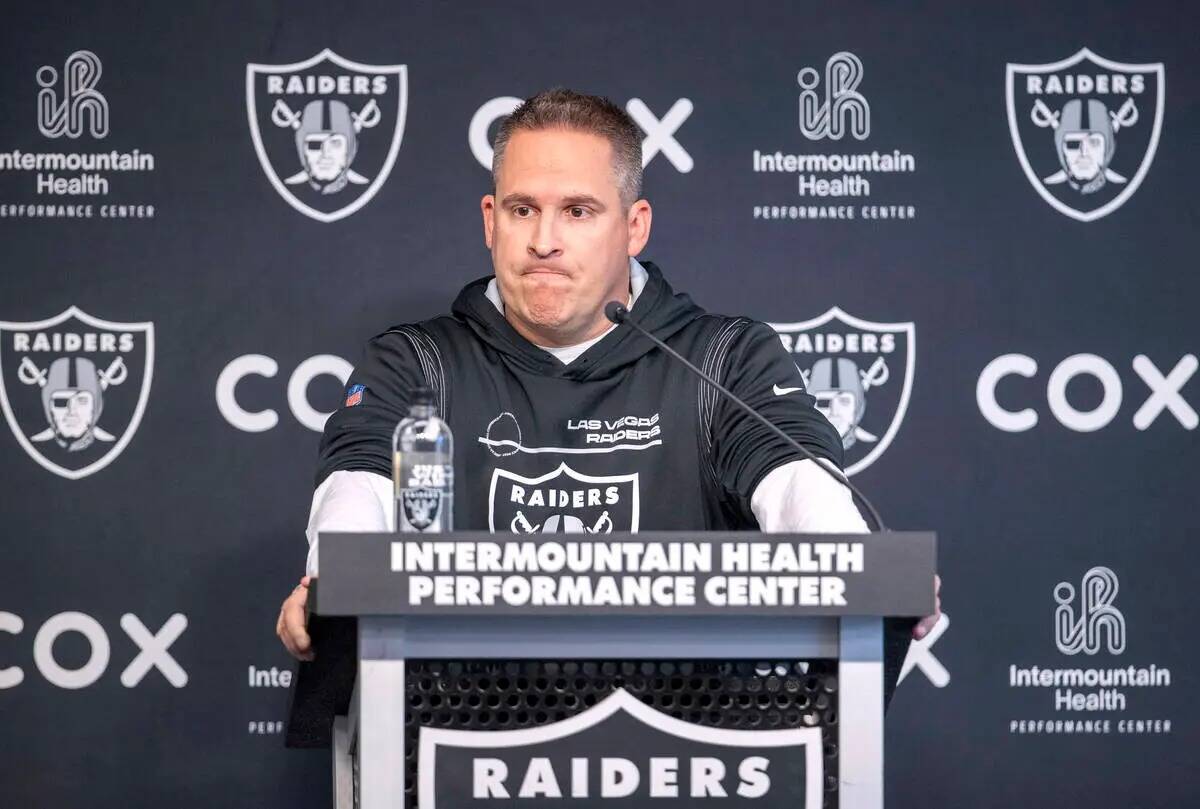 El entrenador en jefe de los Raiders, Josh McDaniels, responde a preguntas durante una conferen ...