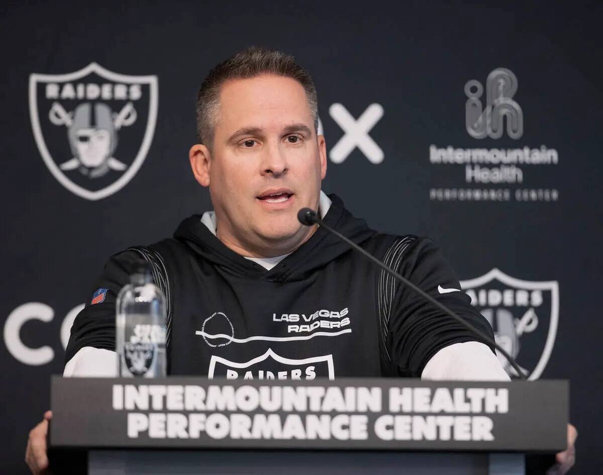 El entrenador en jefe de los Raiders, Josh McDaniels, responde a las preguntas de los medios du ...