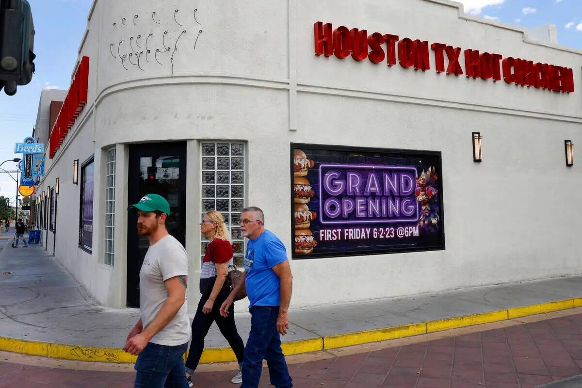 Los peatones pasan por delante del nuevo Houston Hot Chicken en el 1201 S Main St., en el centr ...