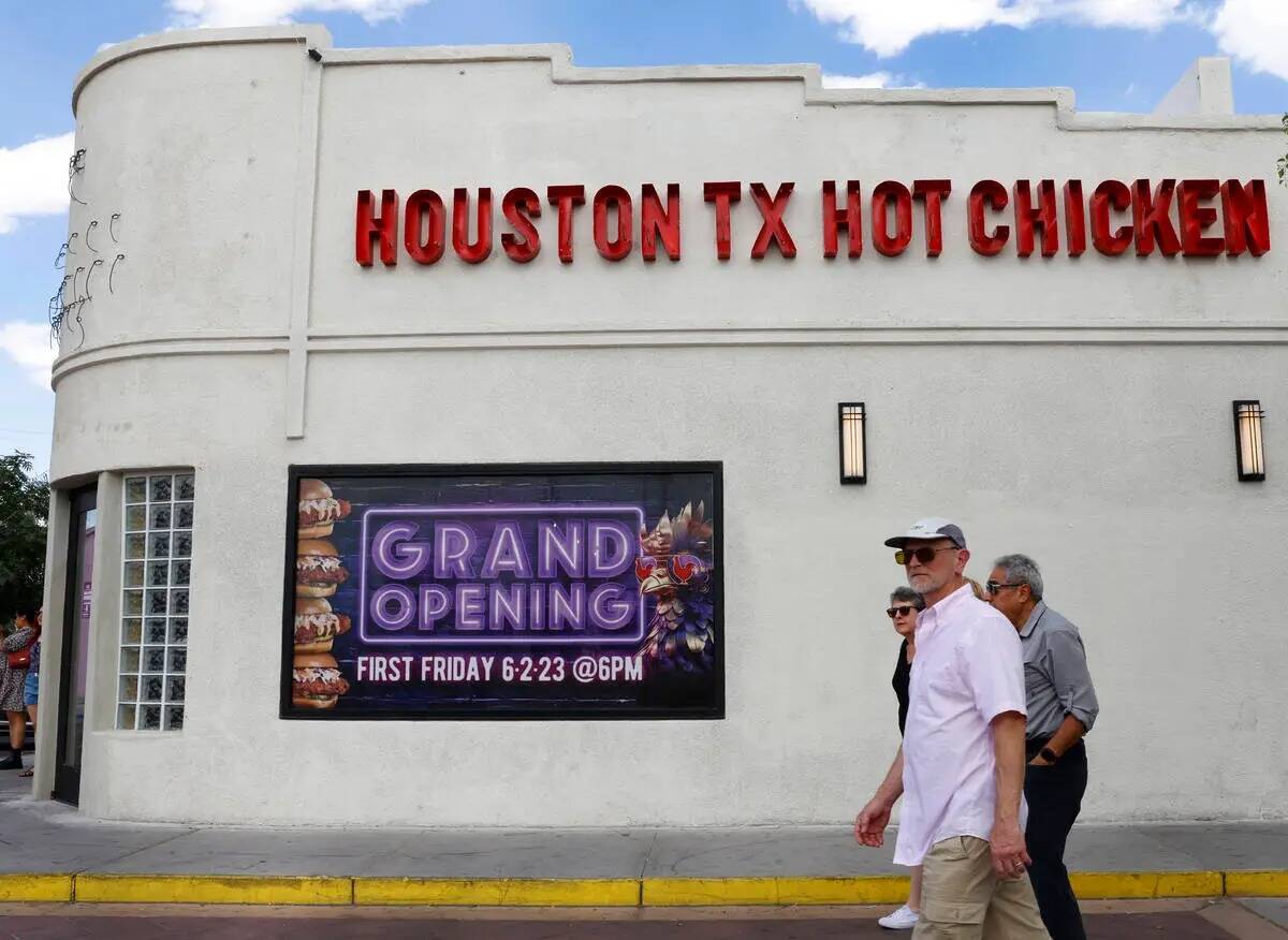 Los peatones pasan por delante del nuevo Houston Hot Chicken en el 1201 S Main St., en el centr ...