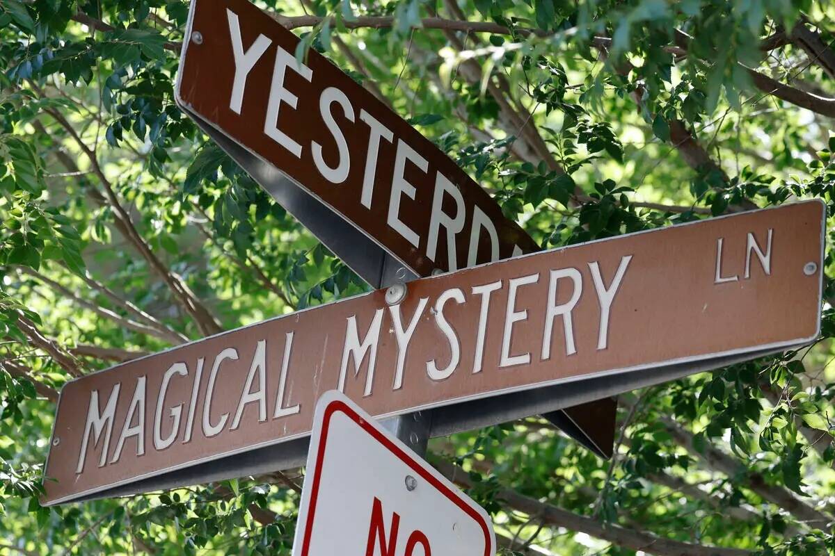 Letreros de las calles Yesterday Drive y Magical Mystery Lane, el miércoles 24 de mayo de 2023 ...
