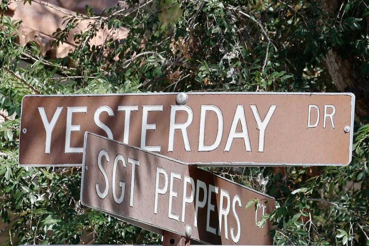 Letreros de las calles para Yesterday Drive y Sgt Peppers Court se ven, miércoles, 24 de mayo ...