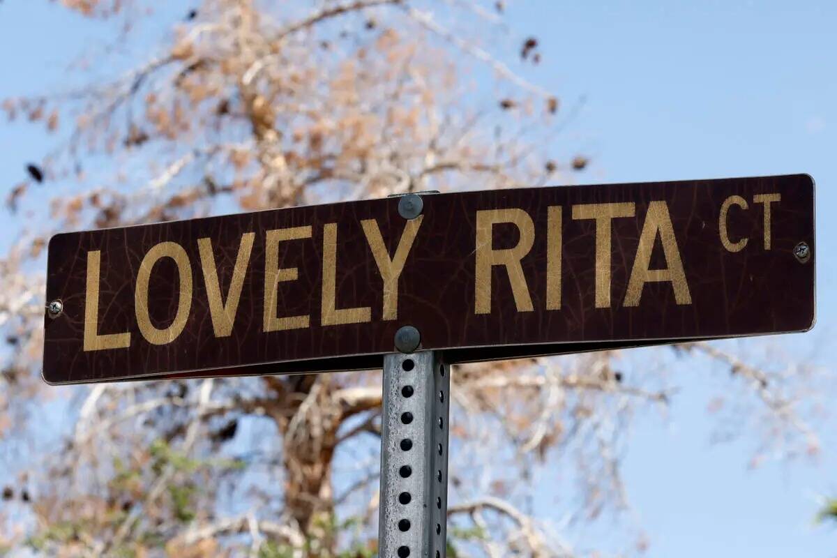 Un letrero de calle para Lovely Rita Court se ve, miércoles, 24 de mayo de 2023, en Henderson. ...
