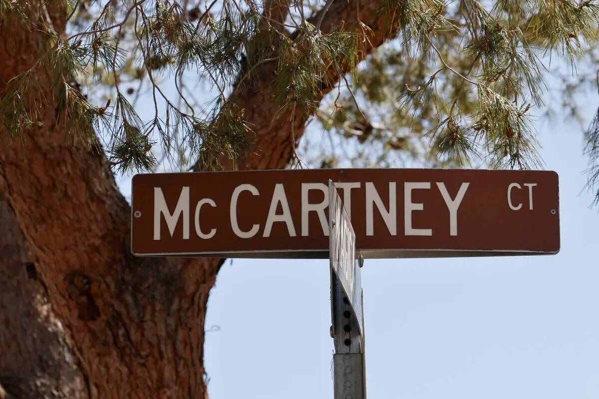 Un letrero de calle para McCartney Court se ve, miércoles, 24 de mayo 2023, en Henderson. (Chi ...