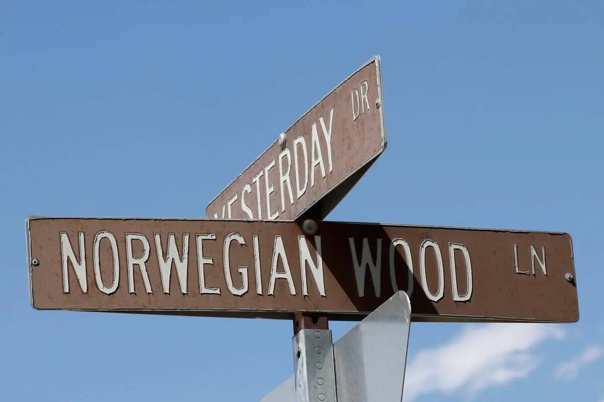 Letreros de calle para Yesterday Drive y Norwegian Wood Lane se ven, miércoles, 24 de mayo 202 ...