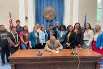 El gobernador Joe Lombardo firma el Proyecto de Ley 73 de la Asamblea el jueves 25 de mayo de 2 ...