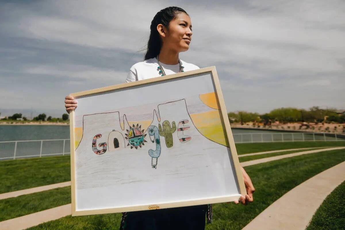 Shanea Anna Chee, de 12 años, posa con su Google Doodle el jueves 25 de mayo de 2023, en Caden ...