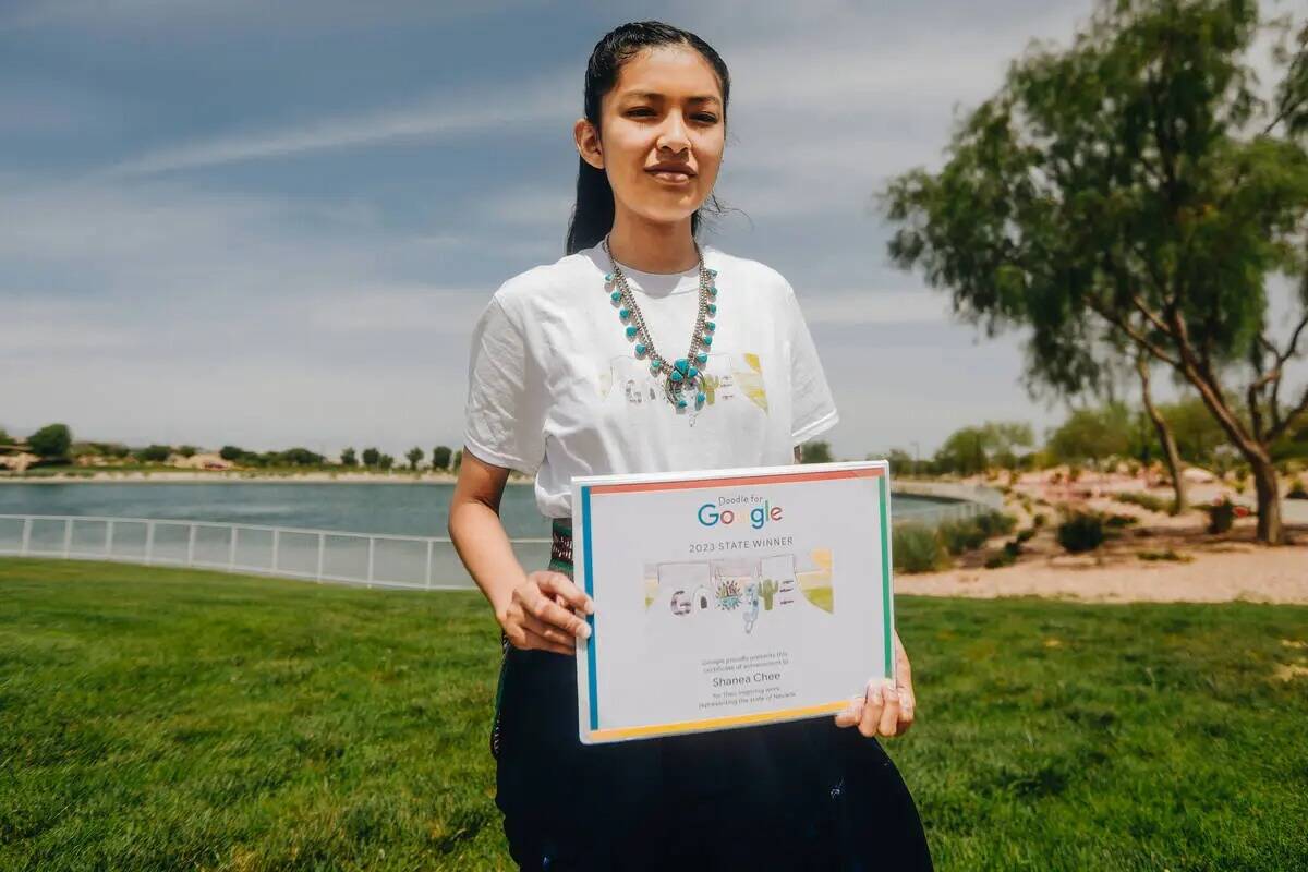 Shanea Anna Chee, de 12 años, posa con su certificado de ganadora del estado de Nevada del con ...