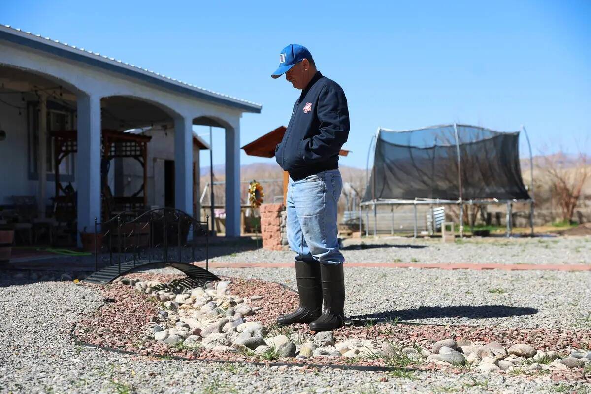 Mario Pérez se encuentra fuera de su casa en el vecindario de Lytle Ranch en Moapa, Nevada, el ...