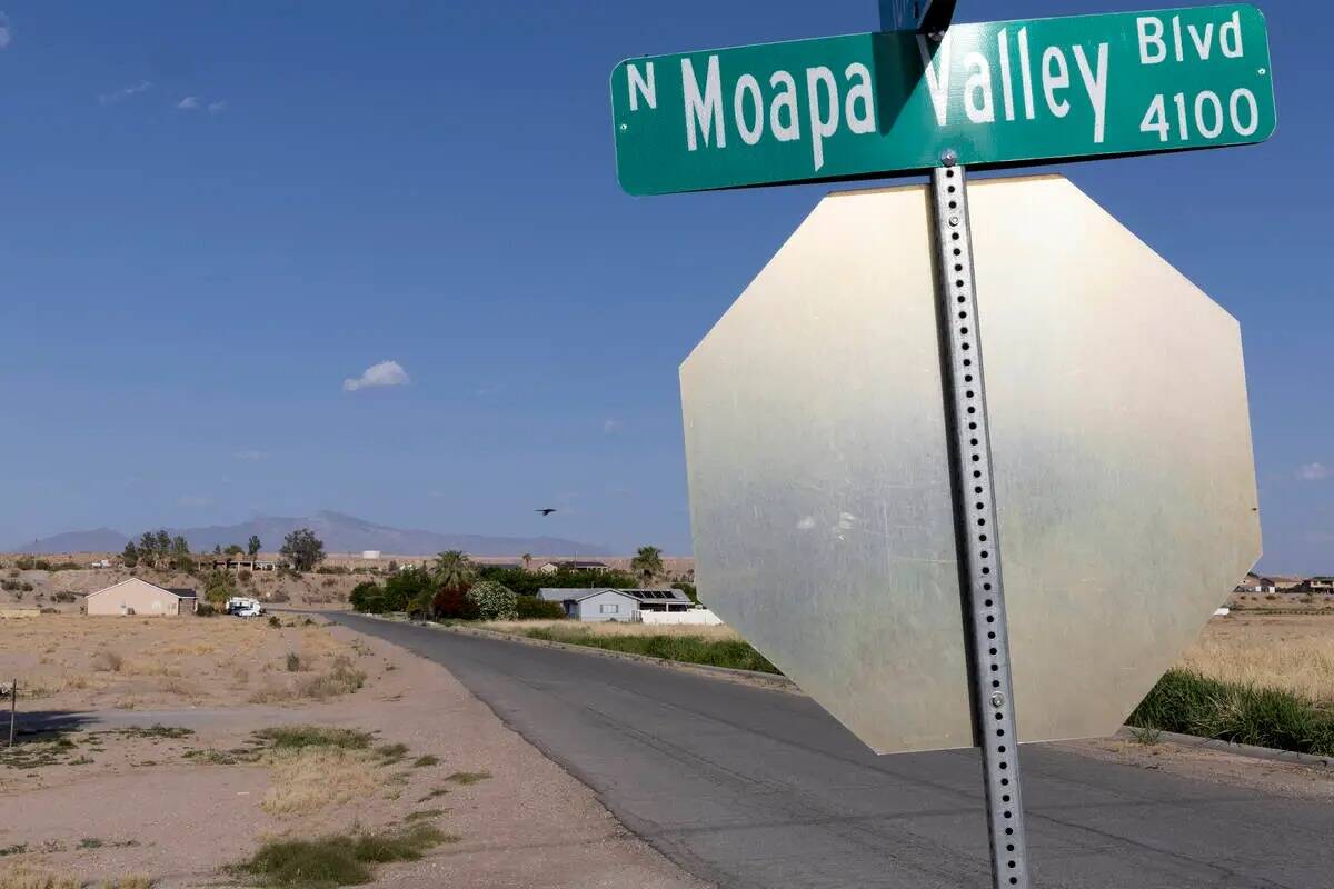 Algunas carreteras pavimentadas en Logandale, el miércoles 10 de mayo de 2023, en Moapa Valley ...
