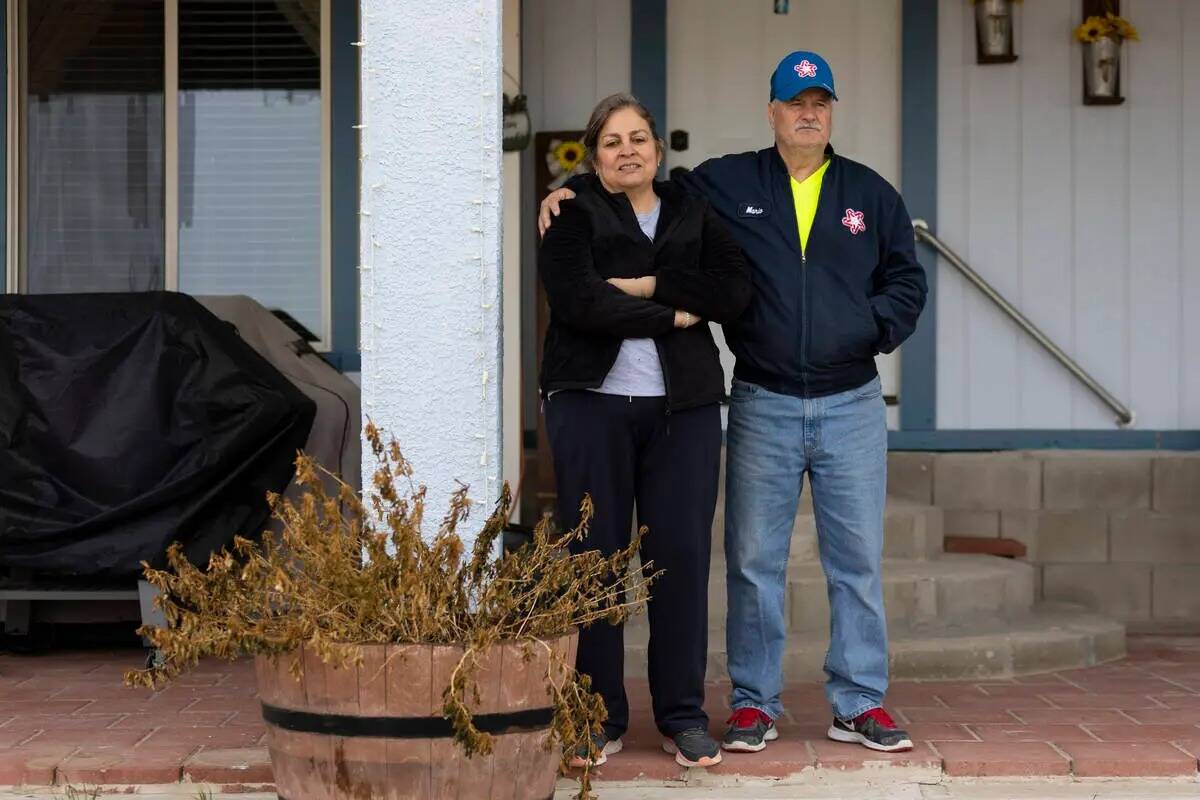 Alma Pérez, a la izquierda, con su esposo Mario, afuera de su casa en el vecindario Lytle Ranc ...