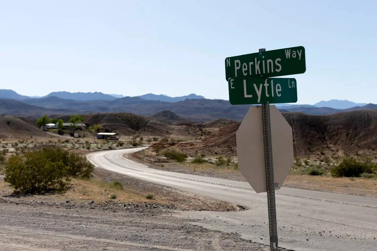 Una de las pocas señales de tráfico que conducen a la comunidad de Lytle Ranch el martes 25 d ...