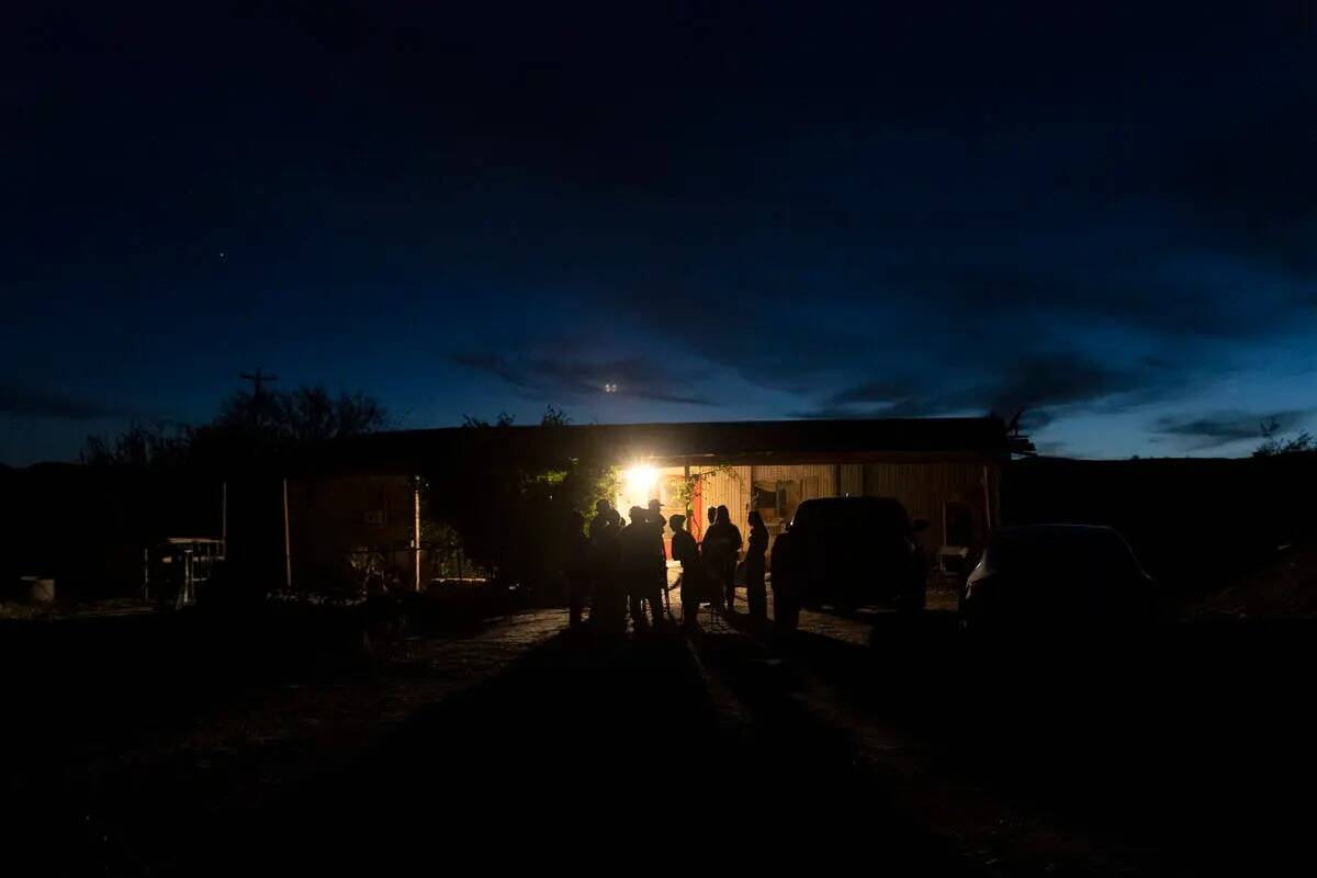 Vecinos de Lytle Ranch se reúnen en casa de los Anchondo para discutir soluciones a los daños ...