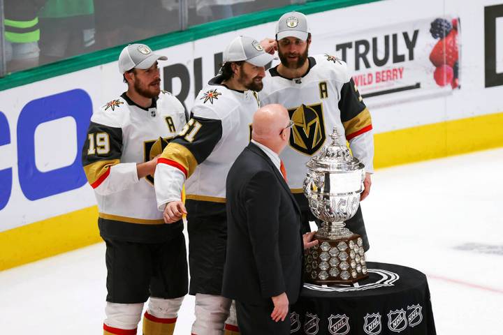 Los jugadores de los Vegas Golden Knights, Reilly Smith, a la izquierda, Mark Stone, en el cent ...