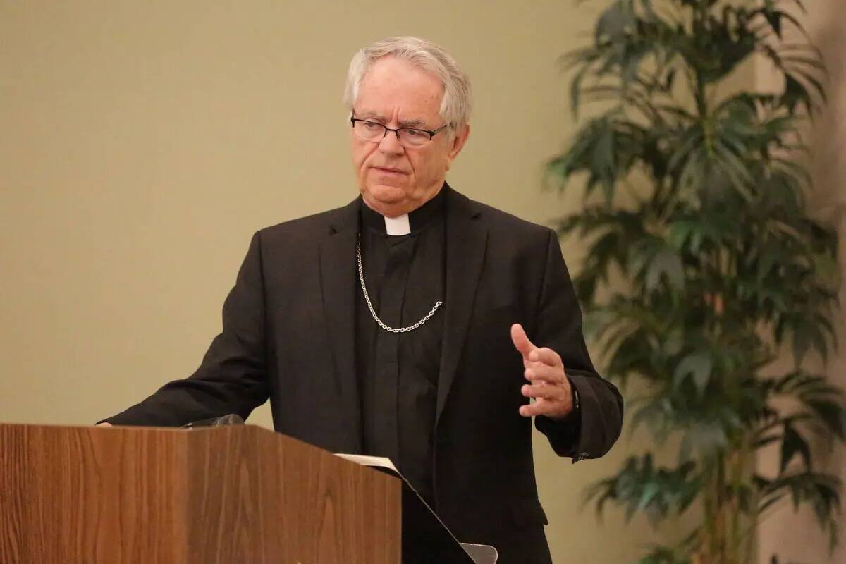 El arzobispo de Las Vegas George Leo Thomas, a la derecha, sonríe, durante una conferencia de ...