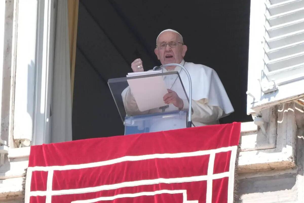 El Papa Francisco pronuncia su mensaje durante la oración Regina Coeli en la Plaza de San Pedr ...