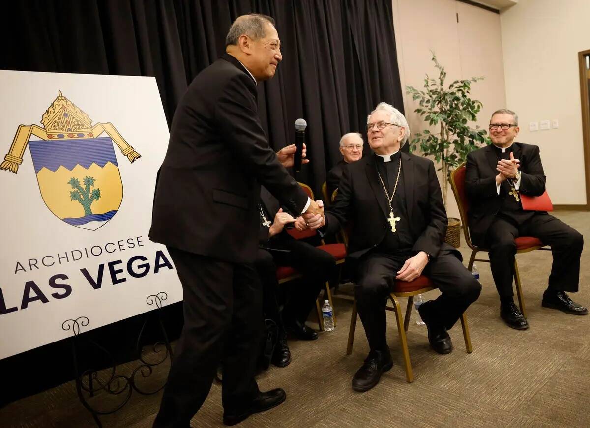 El obispo de Salt Lake City, Oscar Solís, a la derecha, estrecha la mano del arzobispo de Las ...