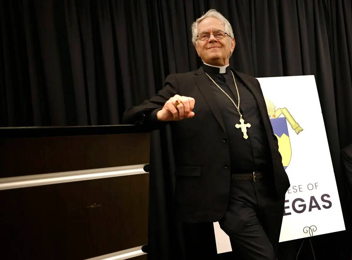 El arzobispo de Las Vegas George Leo Thomas, responde a las preguntas de los miembros de los me ...