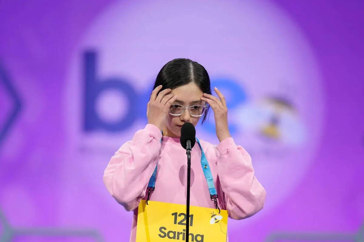 Sarina Ali, de 12 años, de Las Vegas, compite durante el Scripps National Spelling Bee, el mar ...