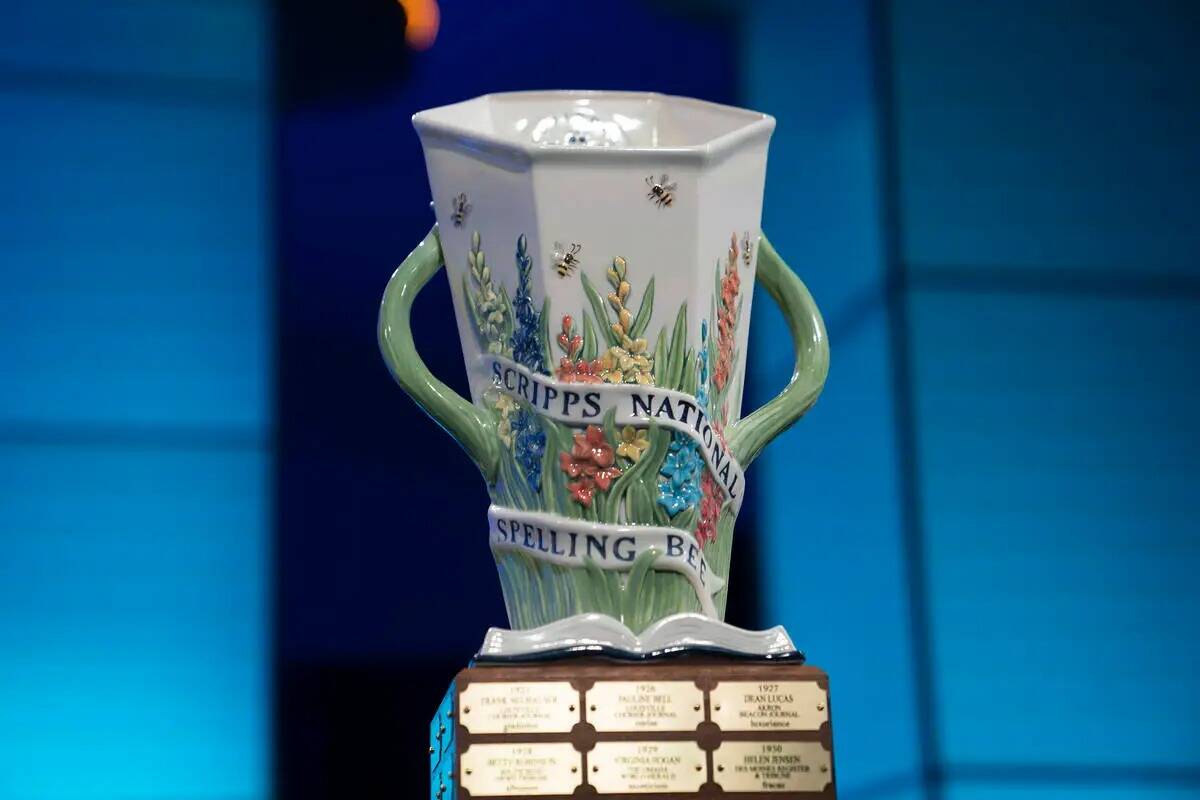 El trofeo del Scripps National Spelling Bee se ve en el escenario antes de la primera ronda del ...