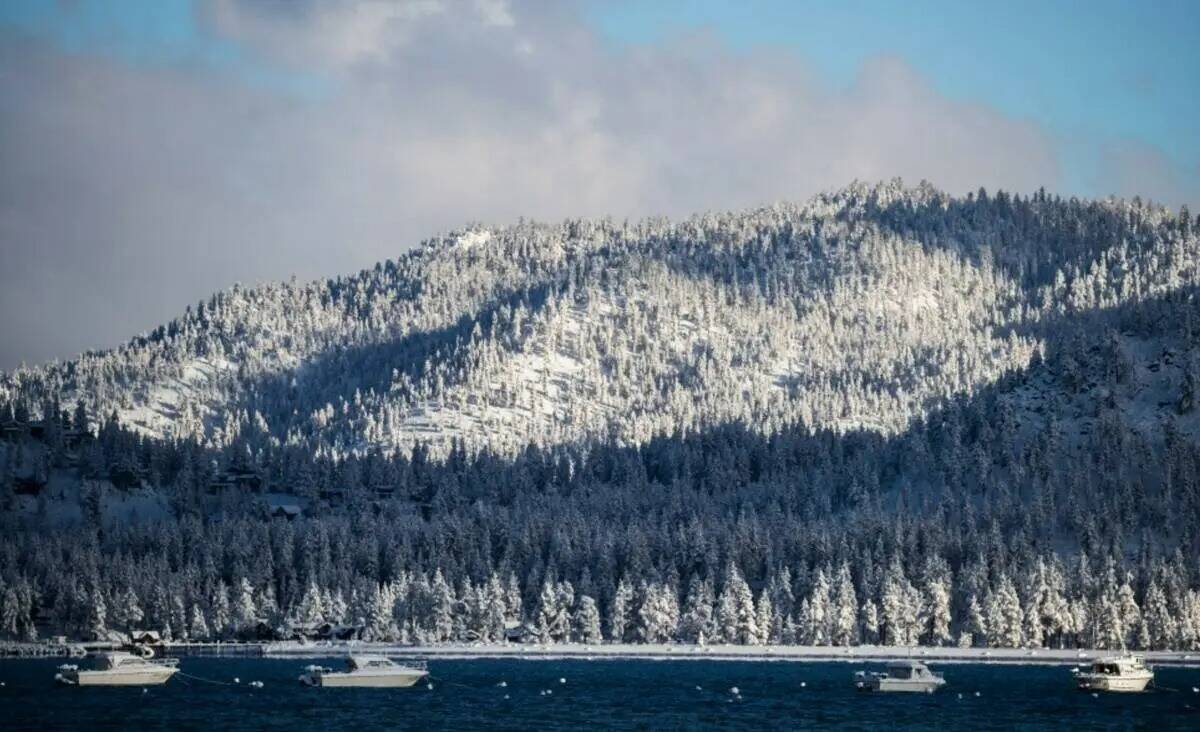 Botes amarrados en el lago Tahoe en enero de 2023. (Stephen Lam/San Francisco Chronicle vía AP)