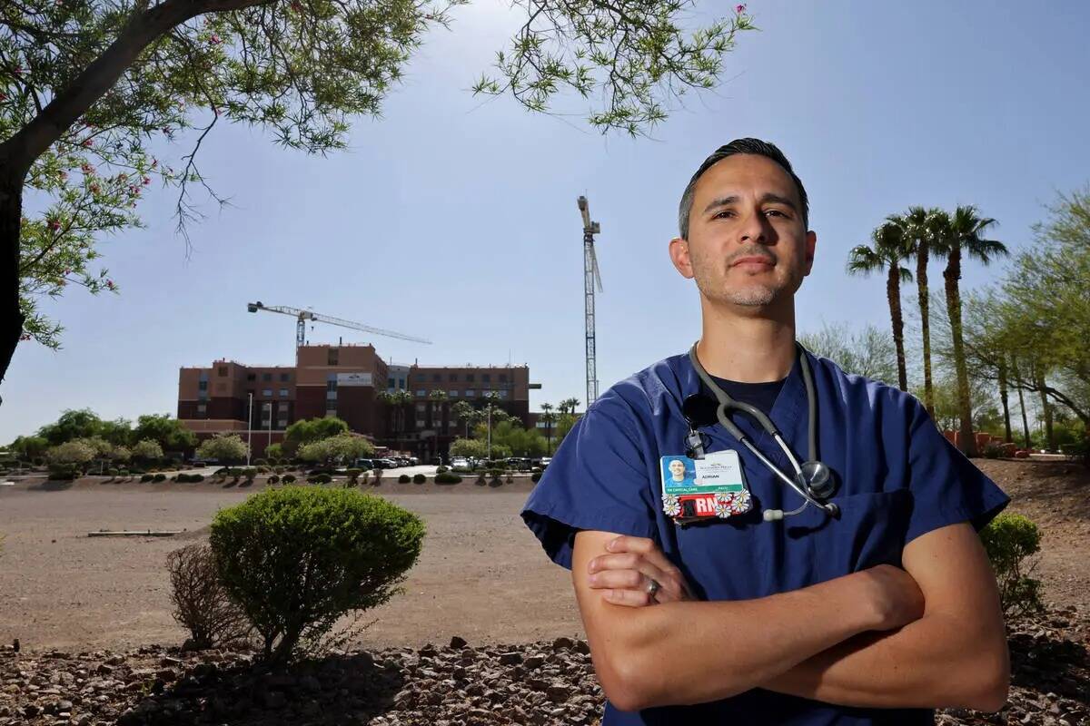 Adrián Martínez, enfermero del Southern Hills Hospital de Las Vegas, antes de su turno del vi ...
